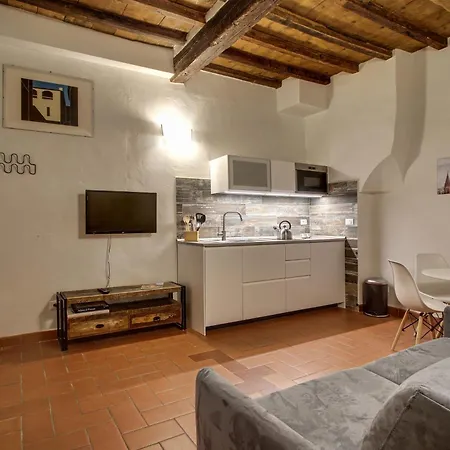Pilastri Near Santa Croce Appartement *