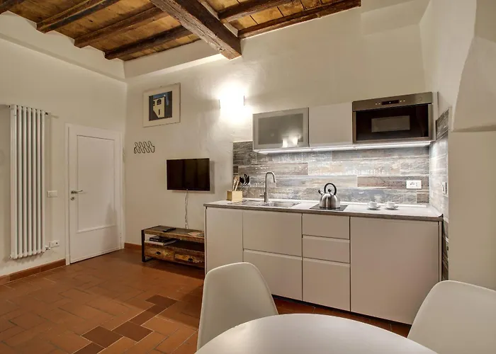Pilastri Near Santa Croce فلورنس