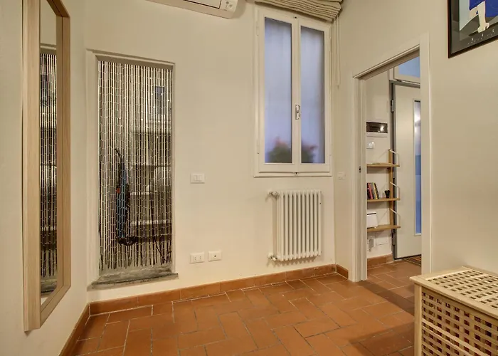 Pilastri Near Santa Croce فلورنس